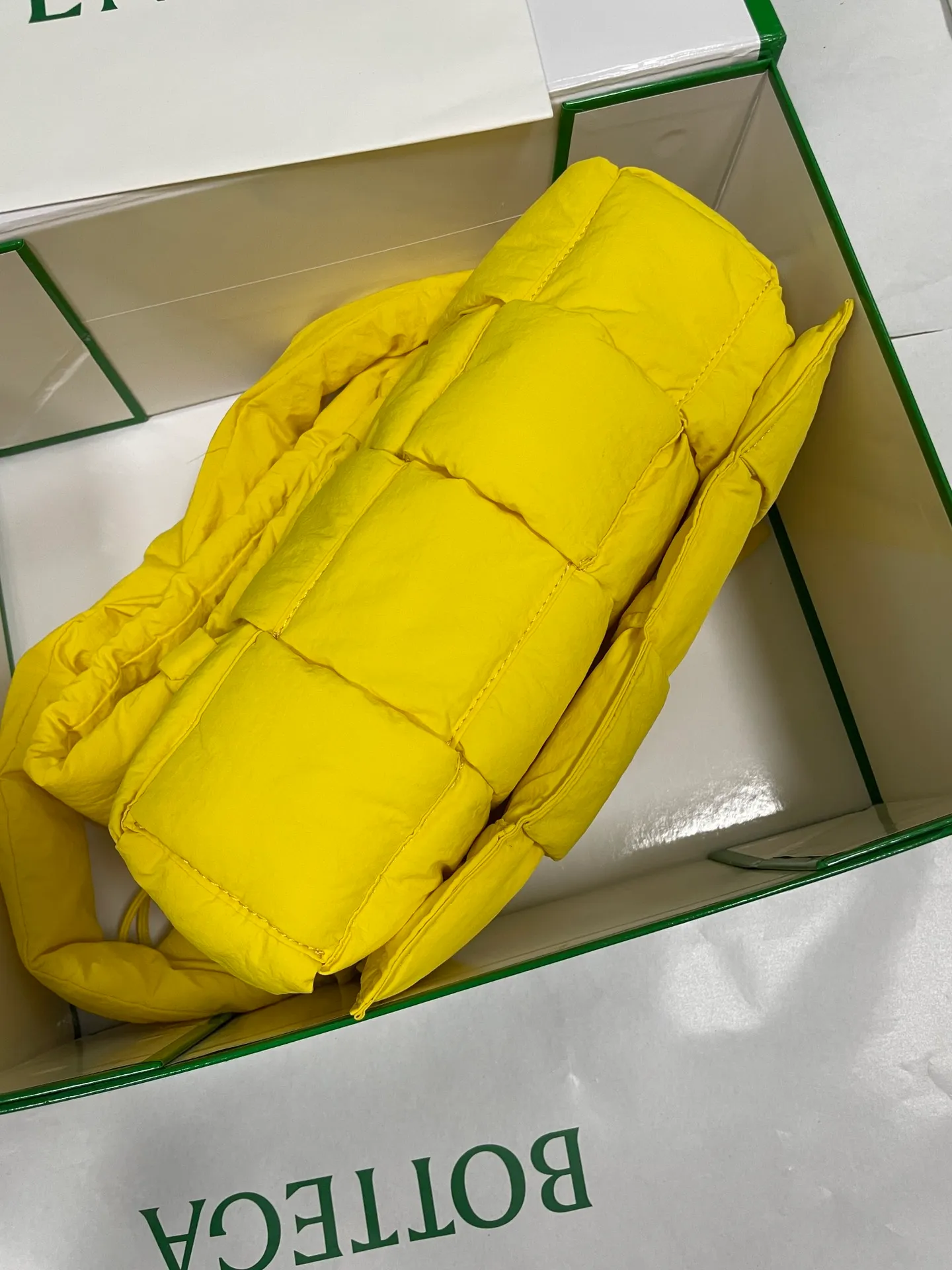 #𝐂𝐀𝐒𝐒𝐄𝐓𝐓𝐄 Nylon tofu tofu bag This Cassette is so cute, its cute appearance does not affect its practicality and the capacity is good! The fabric is low-key and very textured, suitable for daily wear with casual wear. The cross-woven design of the wide cloth is really stunning. The bag has a puffy shape and feels like a piece of tofu. It can be worn on one shoulder, cross-body or as a waist bag. You can also adjust the shoulder strap to the size of the bag under the armpit, so you can have it all! S30x15cm【8951#】